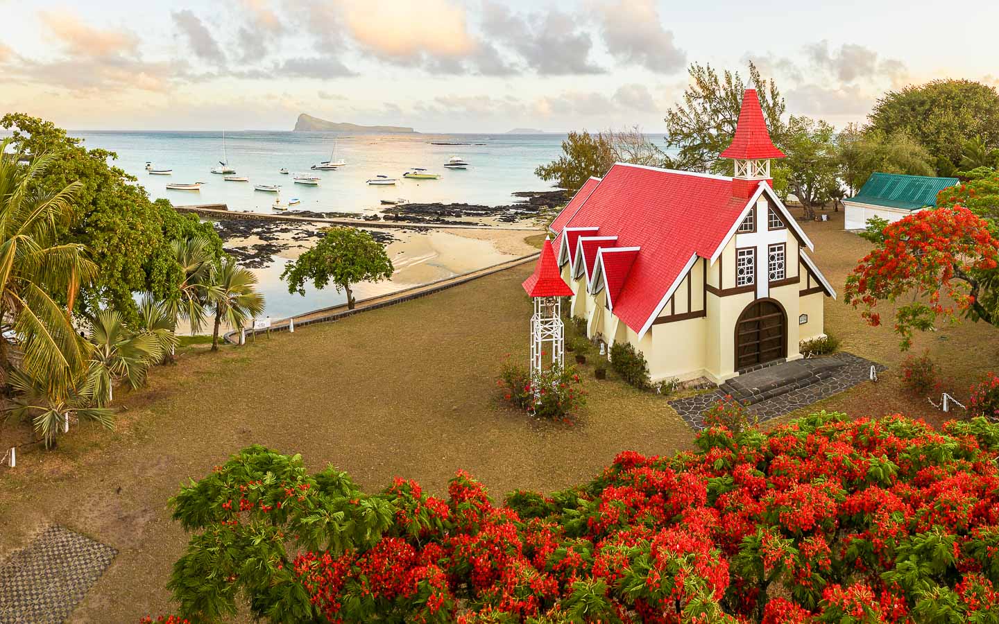 Red Church Cap Malheureux